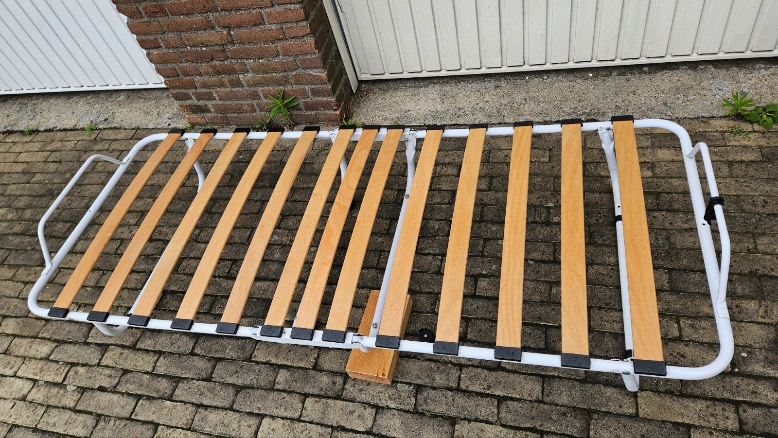 Logeerbed / Opklapbed - Wieltje kapot, inclusief blok hout, Huis en Inrichting, Slaapkamer | Bedden, Ophalen of Verzenden