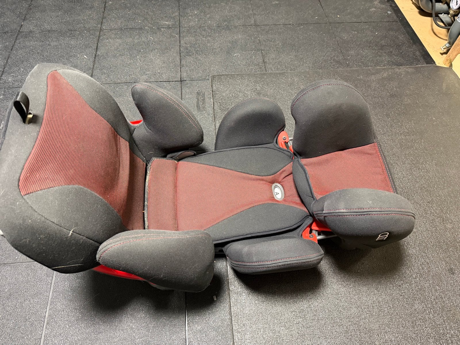 Audi kinderzitje met Isofix - Zwart/Rood, Gebruikt, 15 t/m 36 kg, Zijbescherming, Isofix