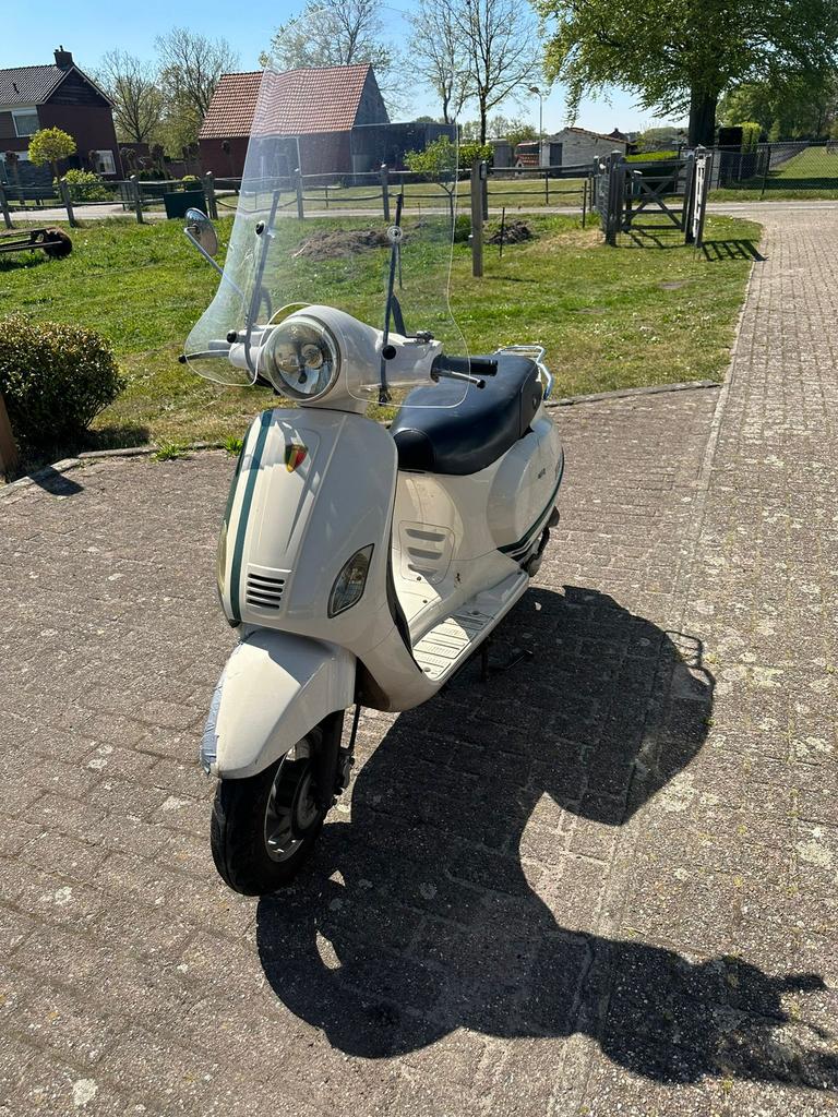 Scooter voor de klusser, wit, helm verplicht, Fietsen en Brommers, Ophalen, Gebruikt, Benzine, Overige merken
