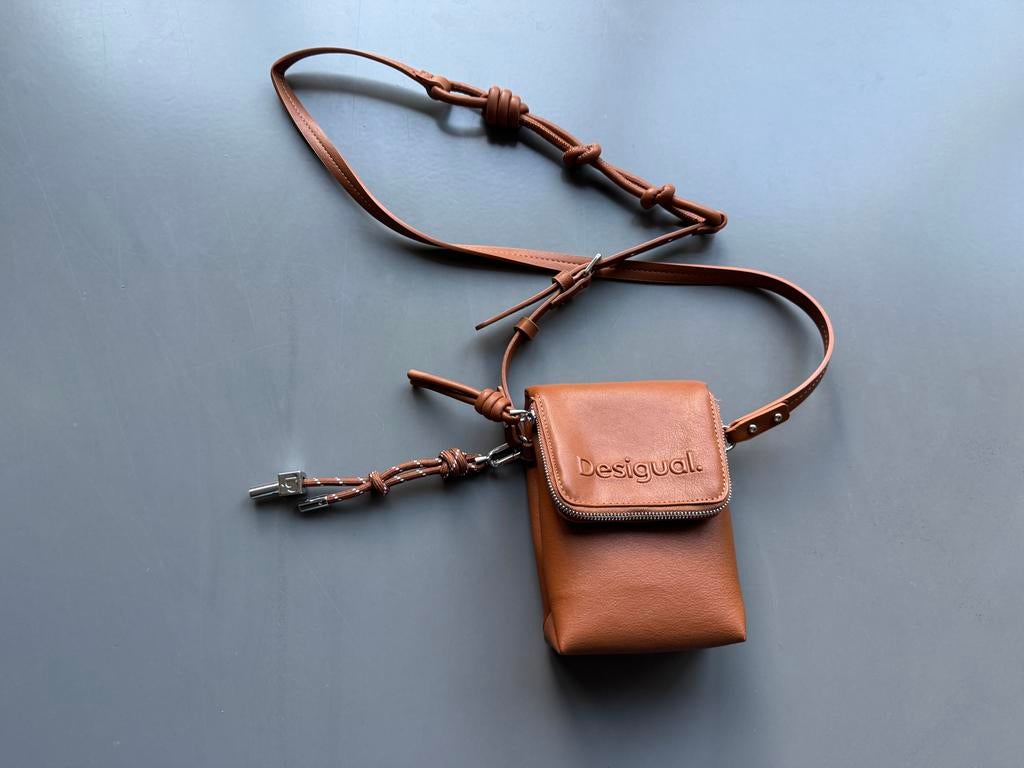 Desigual telefoontasje lichtbruin camel, Sieraden, Tassen en Uiterlijk, Ophalen of Verzenden, Gebruikt, Bruin, Schoudertasje
