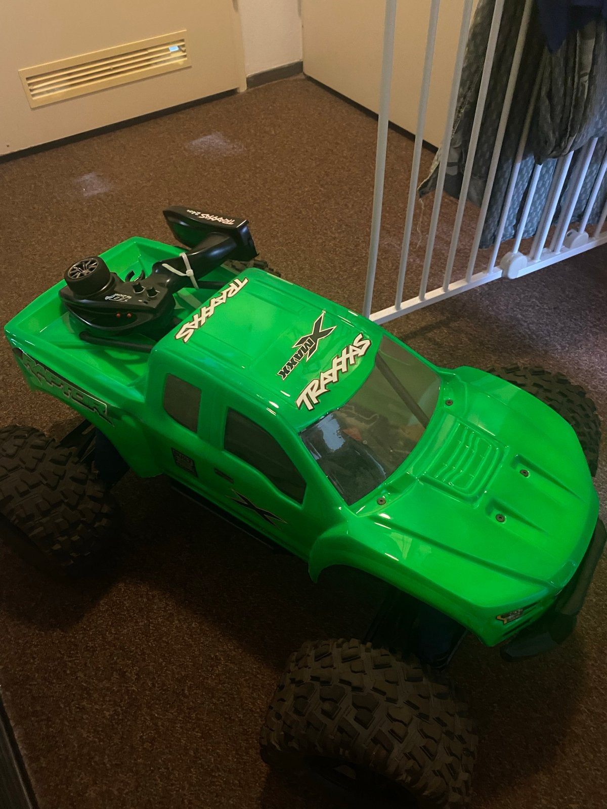 Traxxas XMAXX met RVS schroeven, verlichting en Raptor body, Hobby en Vrije tijd, Modelbouw | Radiografisch | Auto's, Auto offroad