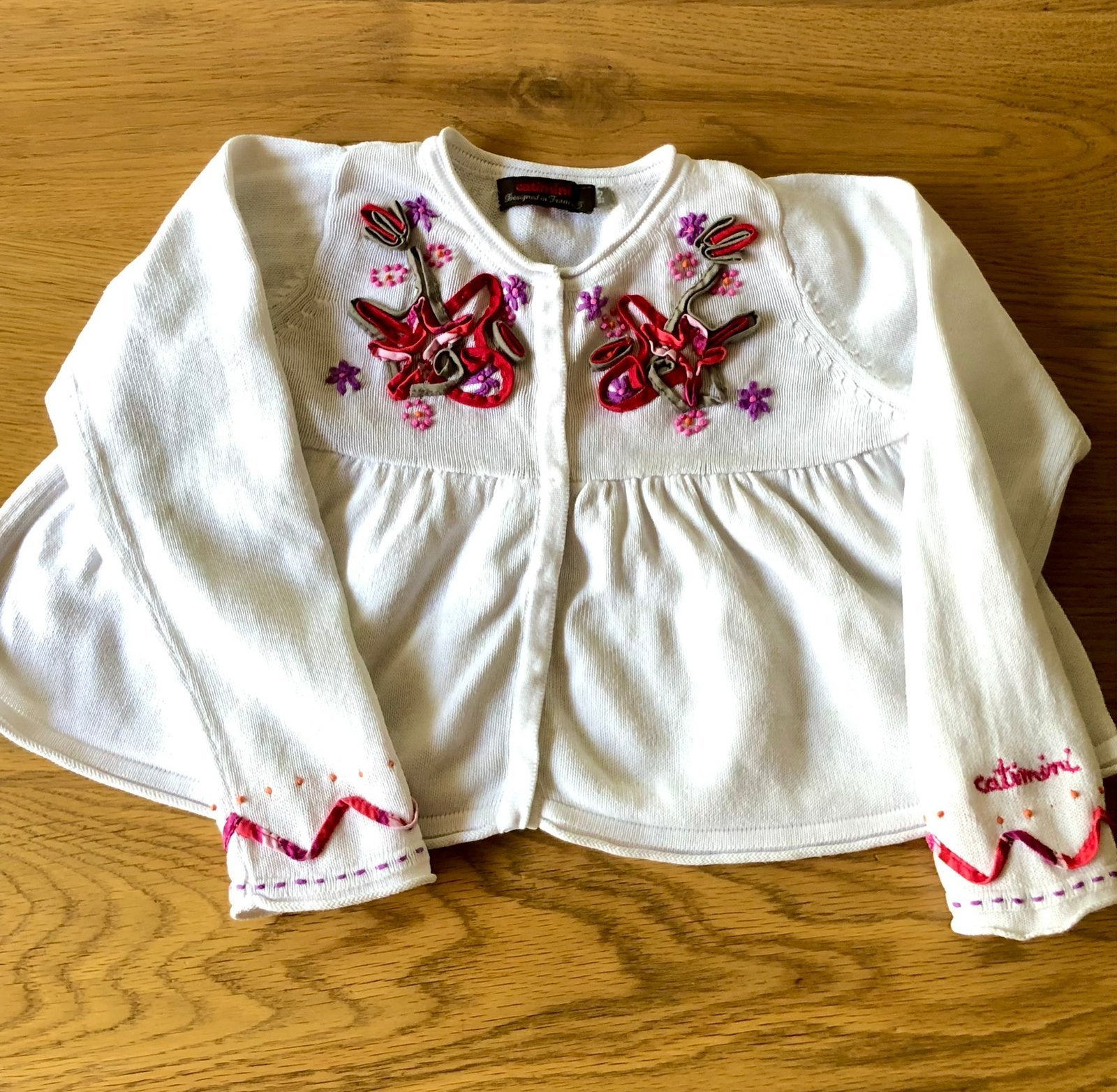 Schattig wit vestje met borduursels, maat 86, Ophalen of Verzenden, Zo goed als nieuw, Meisje, Truitje of Vestje