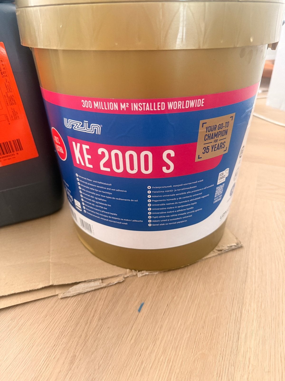 Uzin ke 2000 s pvc lijm 14kg emmers, Ophalen of Verzenden, Zo goed als nieuw, Wit, Vinyl