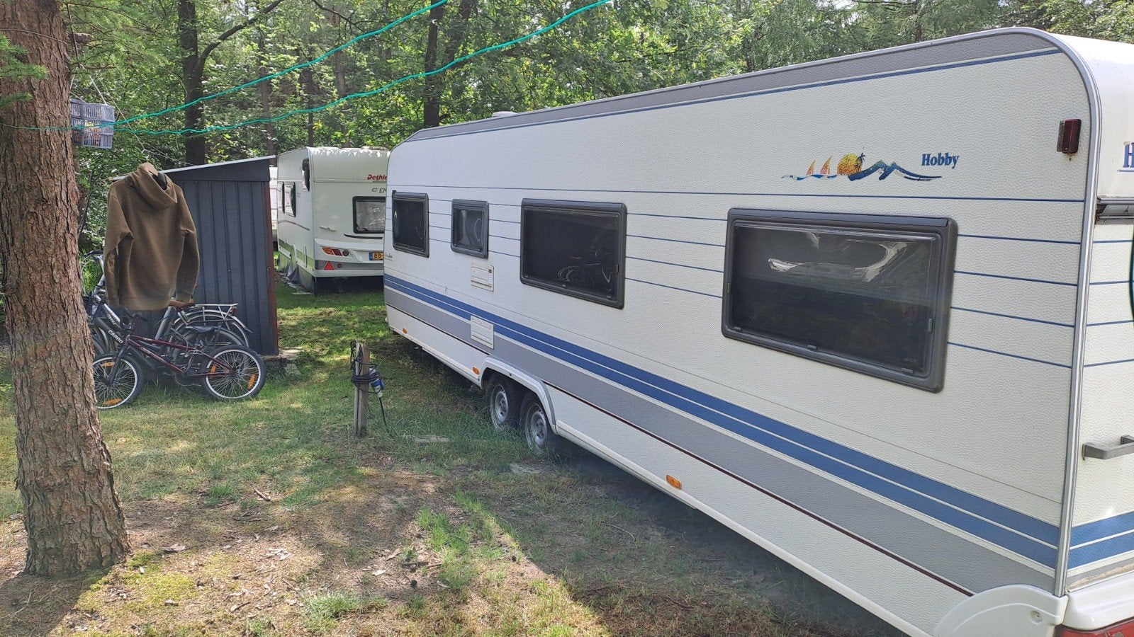 Ruime Hobby Excellent caravan met voortent, 2 aparte bedden, Hobby, 7 tot 8 meter, Treinzit