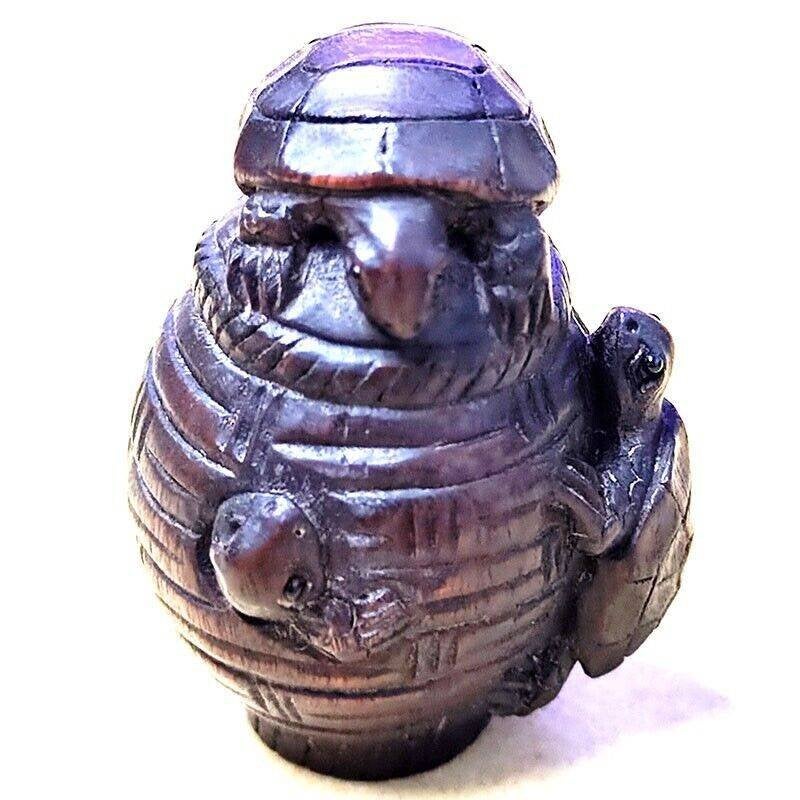 Ironwood Netsuke van drie schildpadjes Japan, Antiek en Kunst, Kunst | Niet-Westerse kunst, Hout, Bruin, Handgemaakt, Ophalen of Verzenden