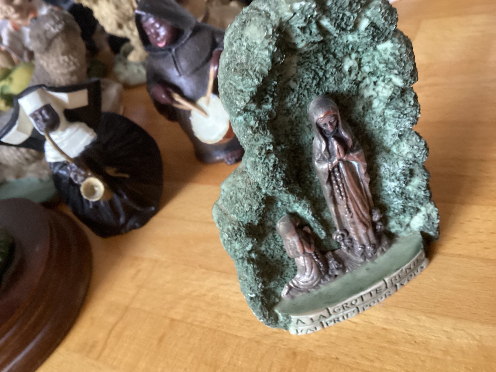 Verschijning Maria aan Bernadette // parastone // hoog 10cm, Ophalen of Verzenden, Zo goed als nieuw, Dier