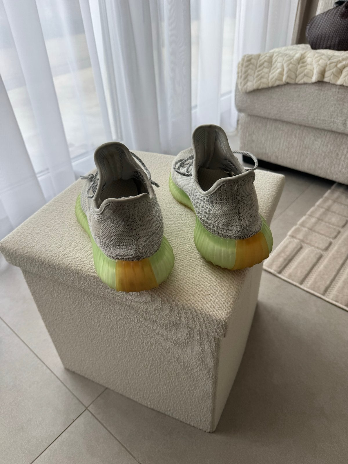 Adidas Yeezy Boost 350 V2 Light - Maat 44, Kleding | Heren, Ophalen of Verzenden, Zo goed als nieuw, Overige kleuren, Sneakers of Gympen