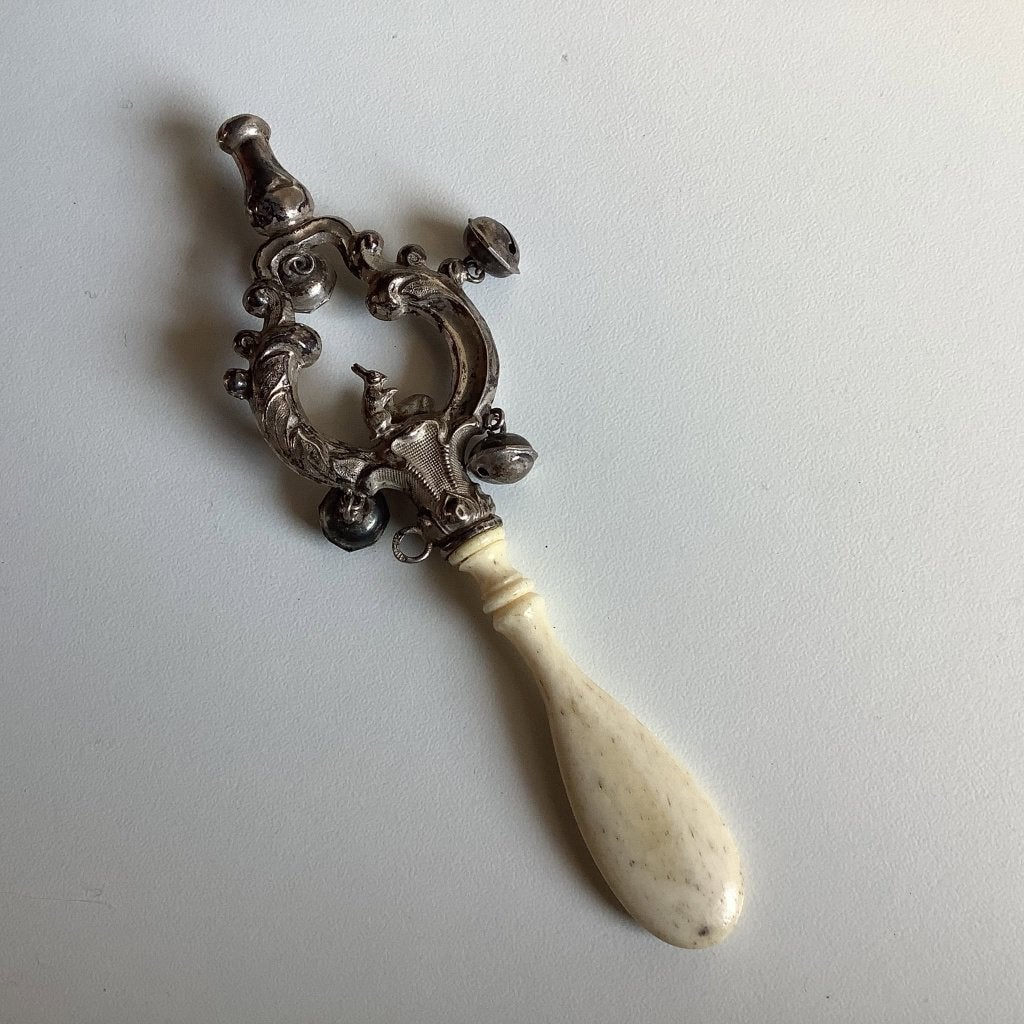 Antieke zilveren rammelaar met fluitje en konijntjes, Antiek en Kunst, Ophalen of Verzenden, Zilver