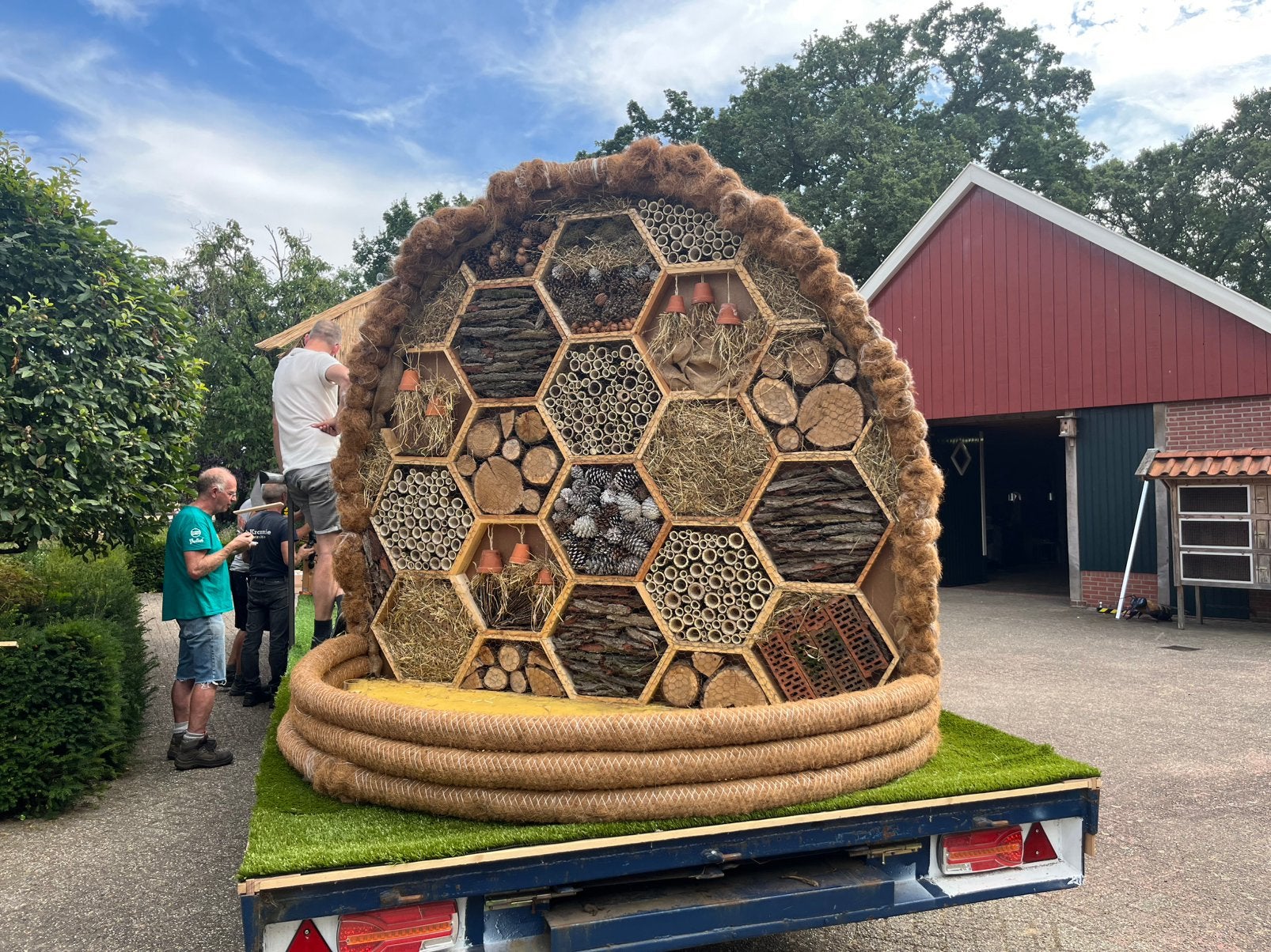 Bijenkorf/insectenhotel, Ophalen, Zo goed als nieuw