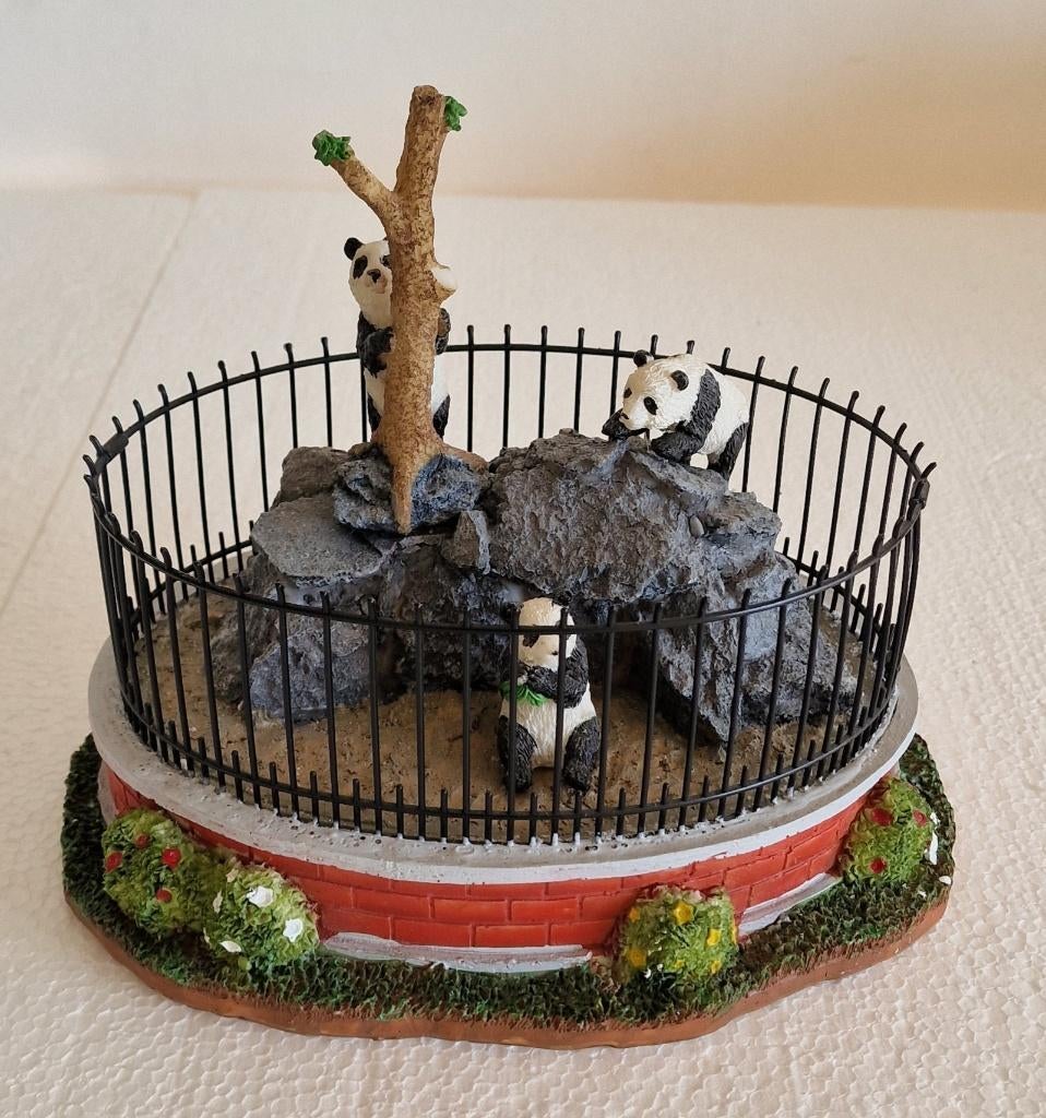 Lemax Panda Cage 93770, Diversen, Kerst, Ophalen of Verzenden, Gebruikt