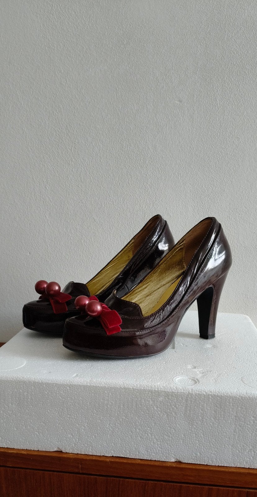 Bijenkorf Kerst Hakken / Bordeaux Pump maat 38, De Bijenkorf, Ophalen of Verzenden, Zo goed als nieuw, Rood