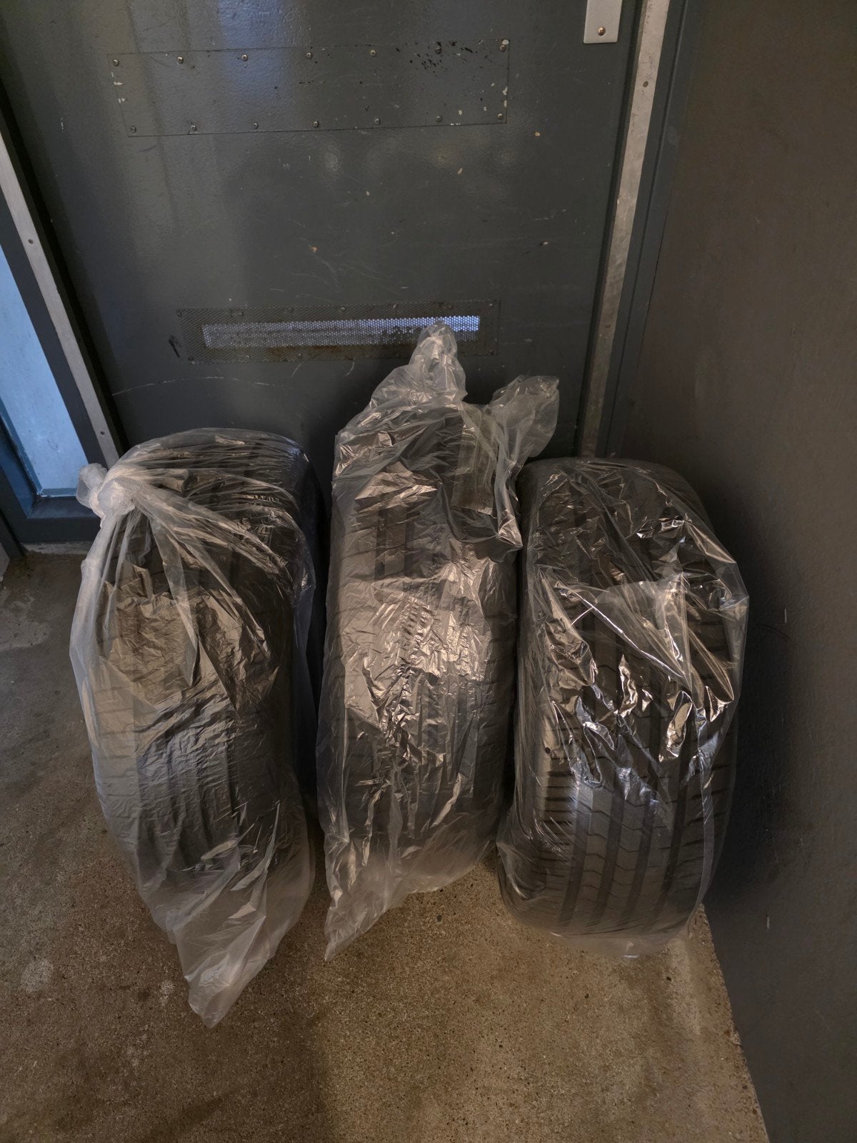 2x Zomerbanden 215/45 R18 89V (2x Goodyear) + 1 gratis Vrede, Ophalen, 18 inch, Band(en), Personenwagen