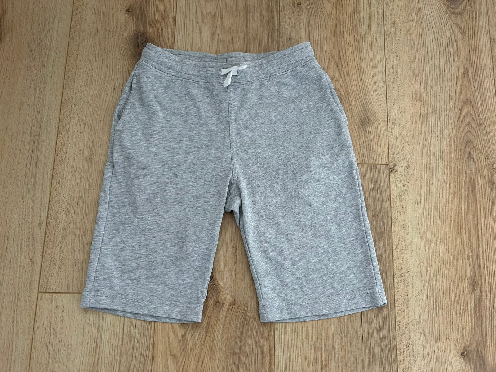 H&M basic korte sweat broek short grijs jongen maat 140, Kinderen en Baby's, Kinderkleding | Maat 140, Ophalen of Verzenden, Zo goed als nieuw