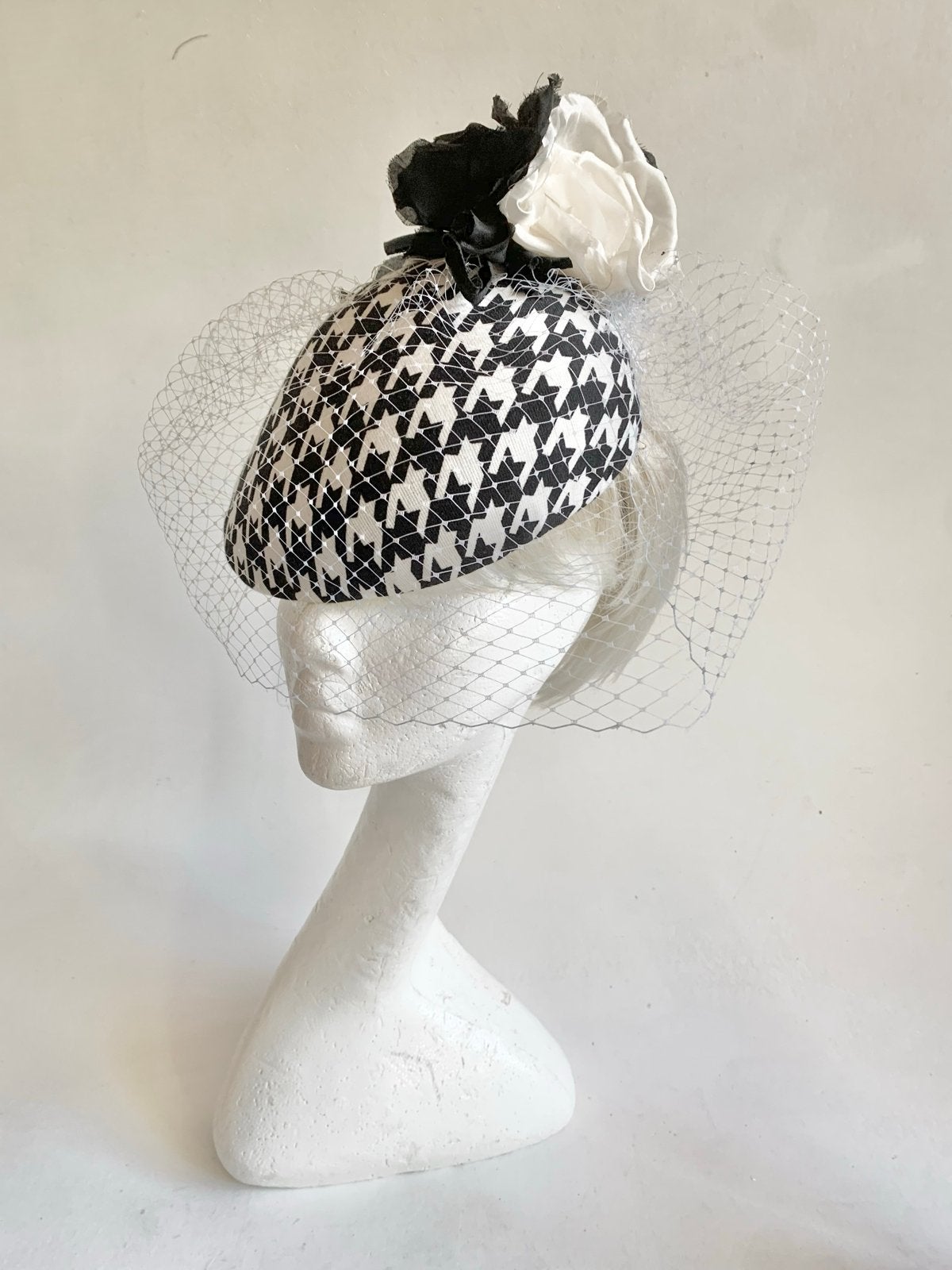 Percher hoed met birdcage sluier / veil Zwart/Wit aan kam, Ophalen of Verzenden, Nieuw, One size fits all, Hoed