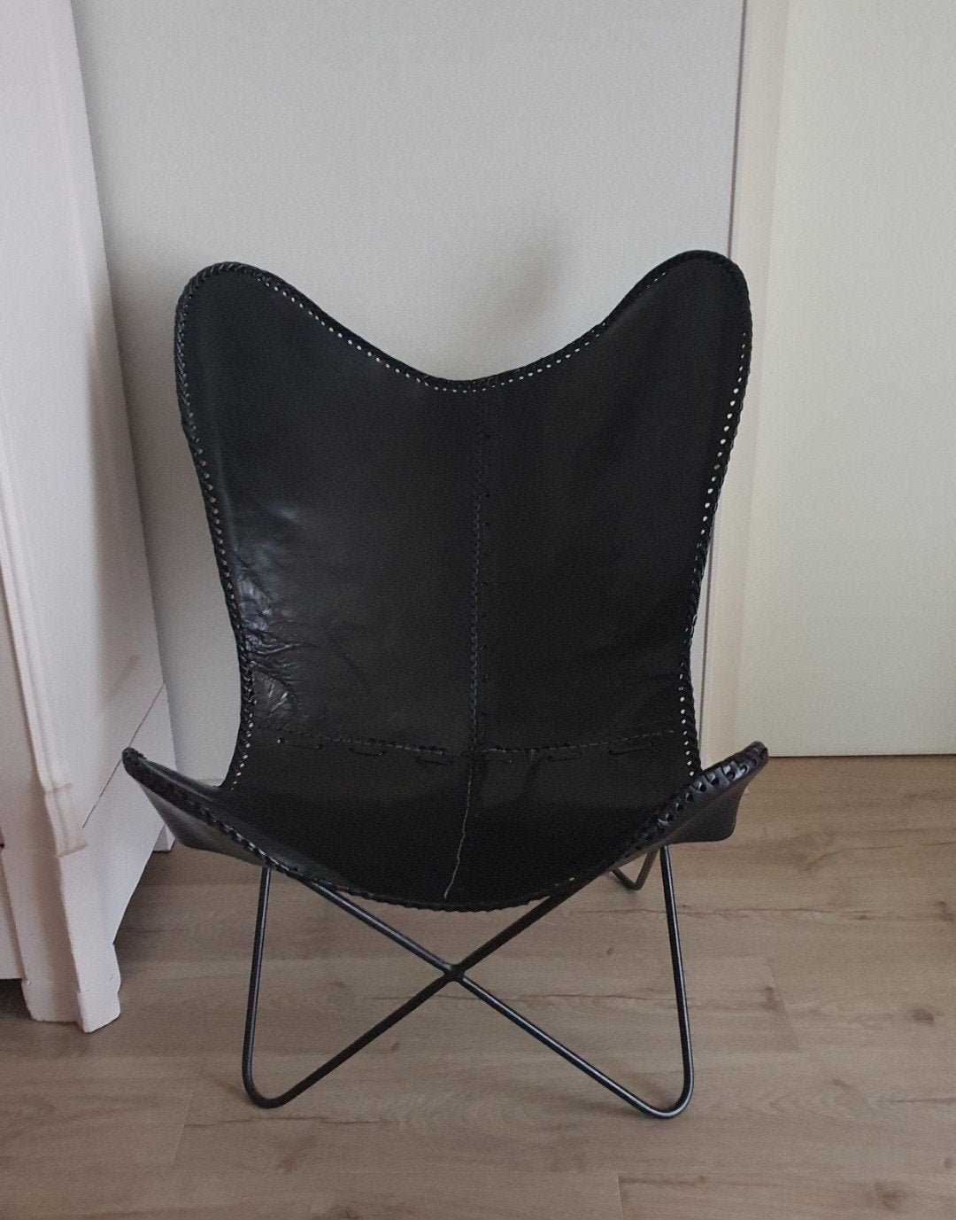 Vlinderstoel van buffelleer zwart, Huis en Inrichting, Stoelen, Ophalen, Zo goed als nieuw, Zwart, Eén