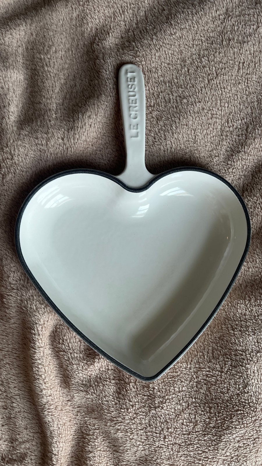 Le Creuset Hartvormige Gietijzeren Koekenpan Wit Skillet, Ophalen of Verzenden, Zo goed als nieuw, Gietijzer, Koekenpan of Braadpan
