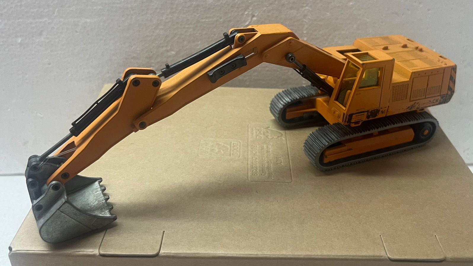 1:55 Siku 3413, Menck M 500 H, bakgraafmachine, Hobby en Vrije tijd, Ophalen of Verzenden, Overige typen