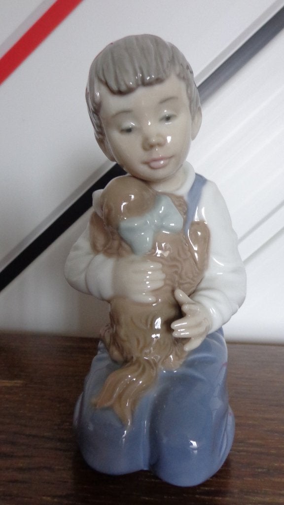Beeldje Lladro Jongen met puppy, Verzamelen, Ophalen, Zo goed als nieuw, Mens