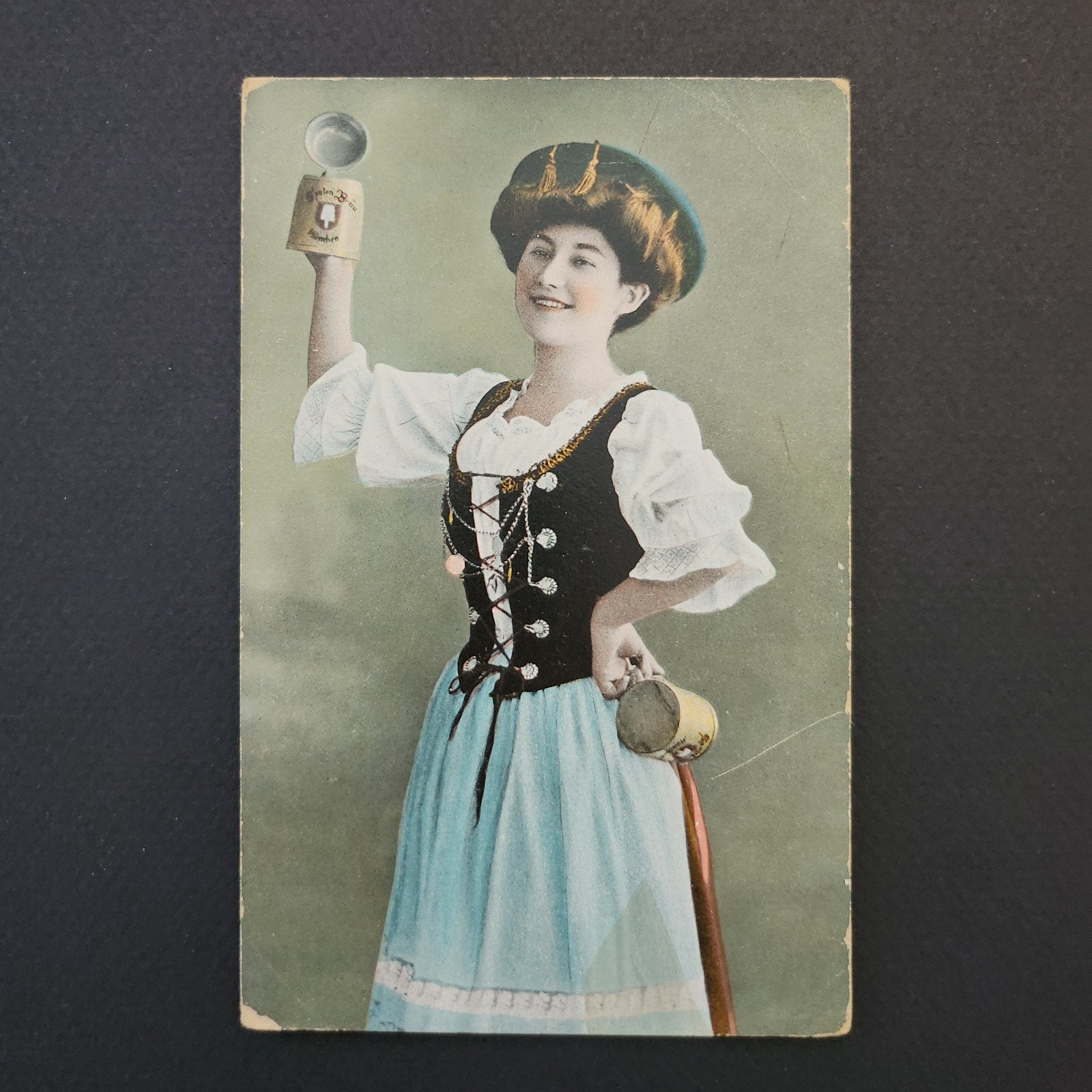 Oude Ansichtkaart: Vrouw in Klederdracht met Bierpullen, Verzenden, Voor 1920, Gelopen