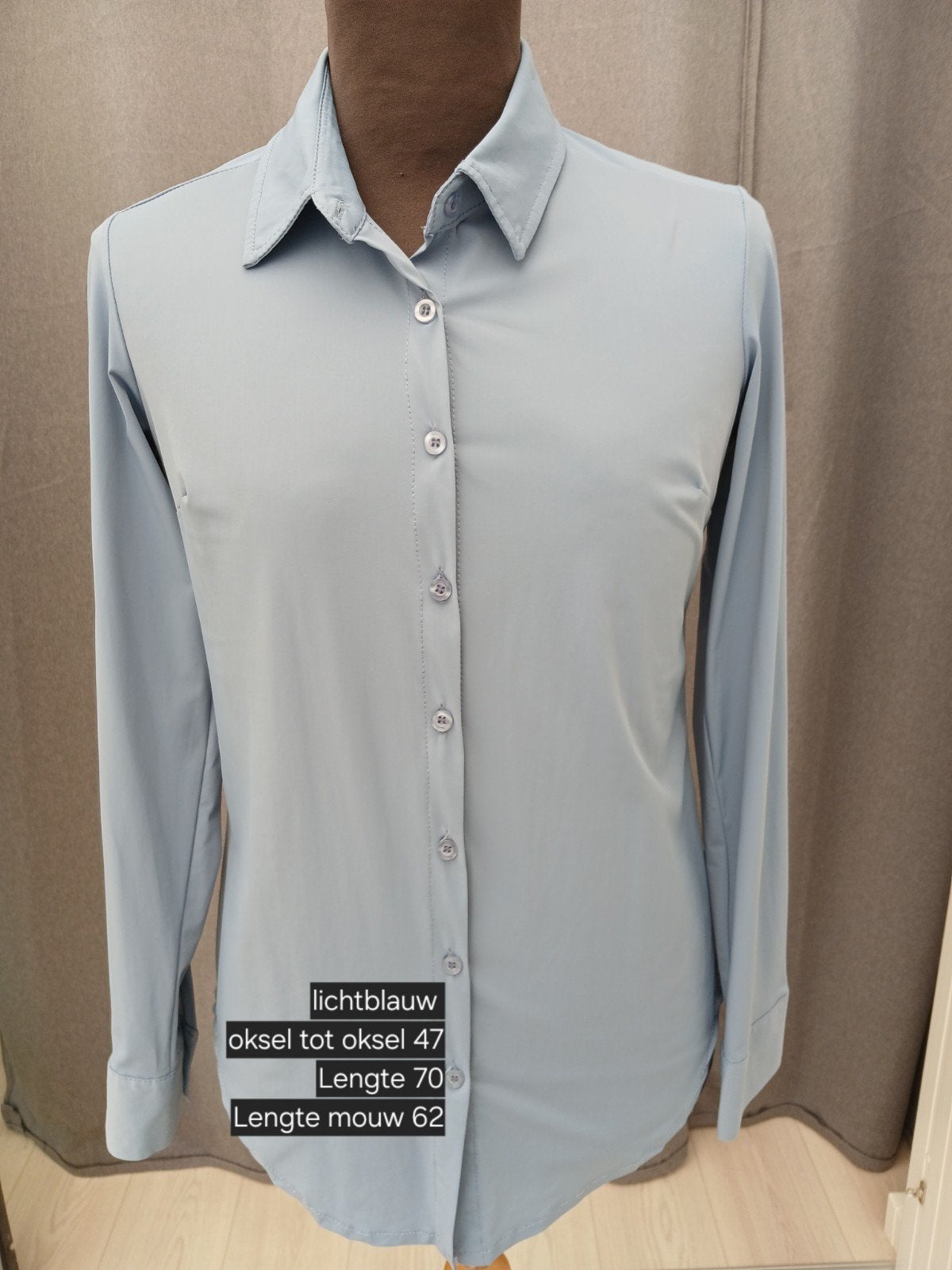 Vera Jo nieuwe lichtblauwe travelstof blouse maat S, Kleding | Dames, Ophalen of Verzenden