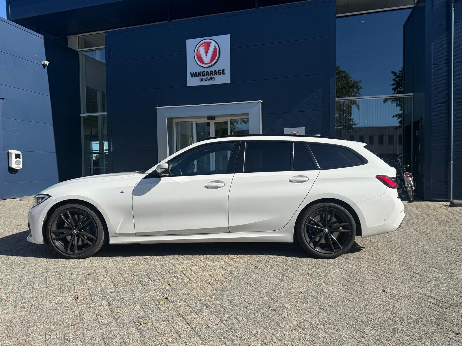 BMW 3-serie Touring 330d xDrive High Executive |Leer|Pano|, Auto's, Automaat, 2993 cc, Automatische klimaatregeling, Wit