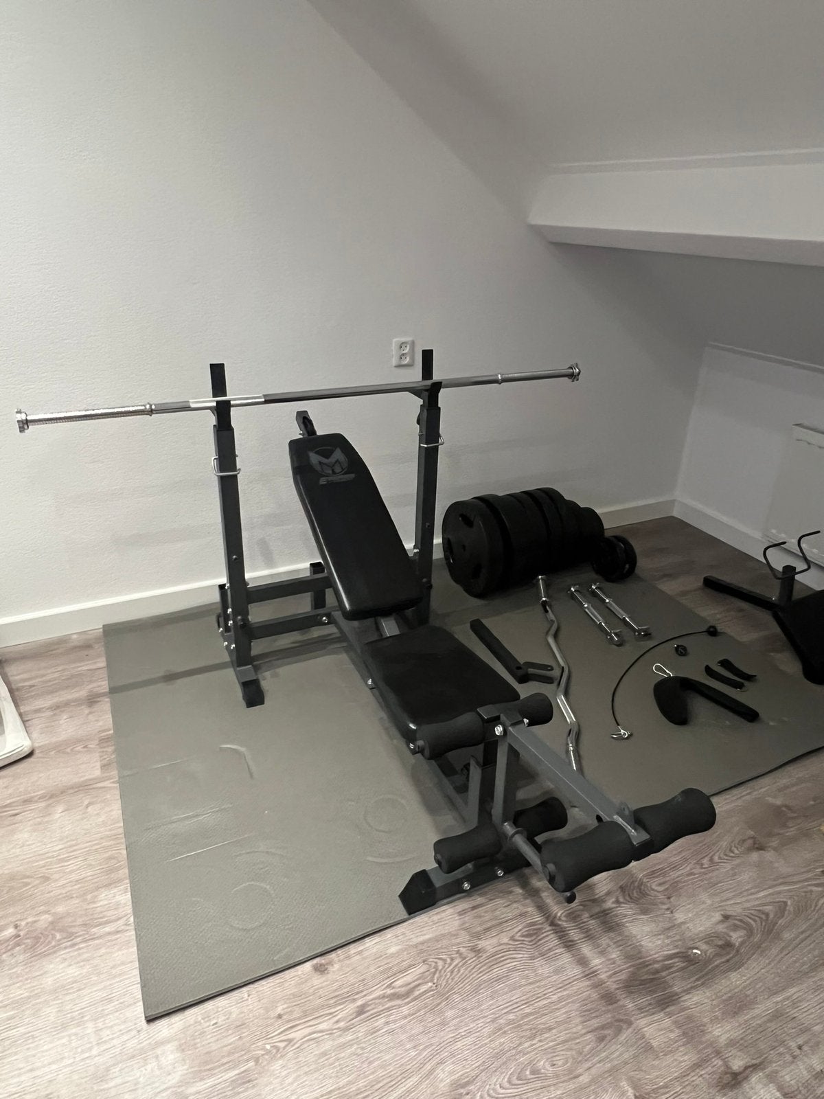 Complete homegym – halterbank, halterstangen en gewichten, Ophalen, Zo goed als nieuw, Buik, Fitnessbank