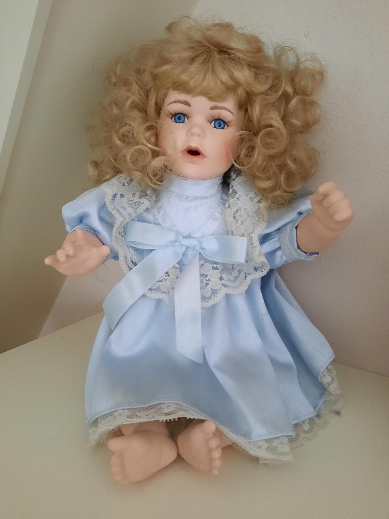 Vintage Porseleinen Verzamelpop in Nieuwstaat! (Blauwe Jurk, Verzamelen, Ophalen of Verzenden, Zo goed als nieuw, Pop