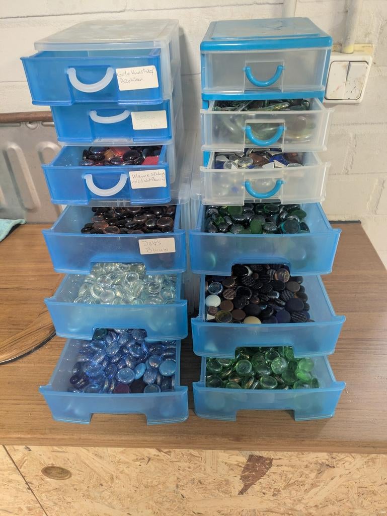 Laden bakjes vol met glazen glazen waterdruppels, Ophalen, Overige typen