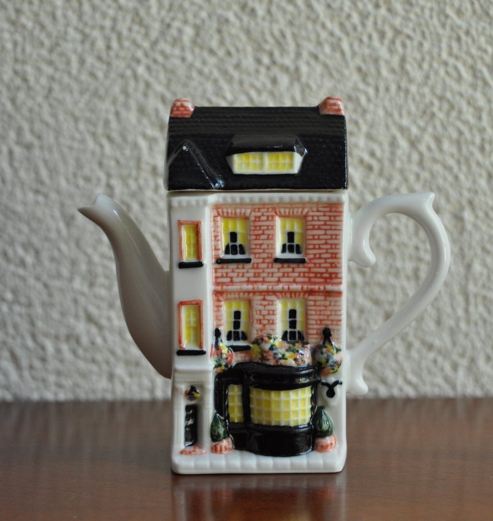 Miniatuur Theepot Keramiek Hazle England 9,5 cm, Ophalen of Verzenden
