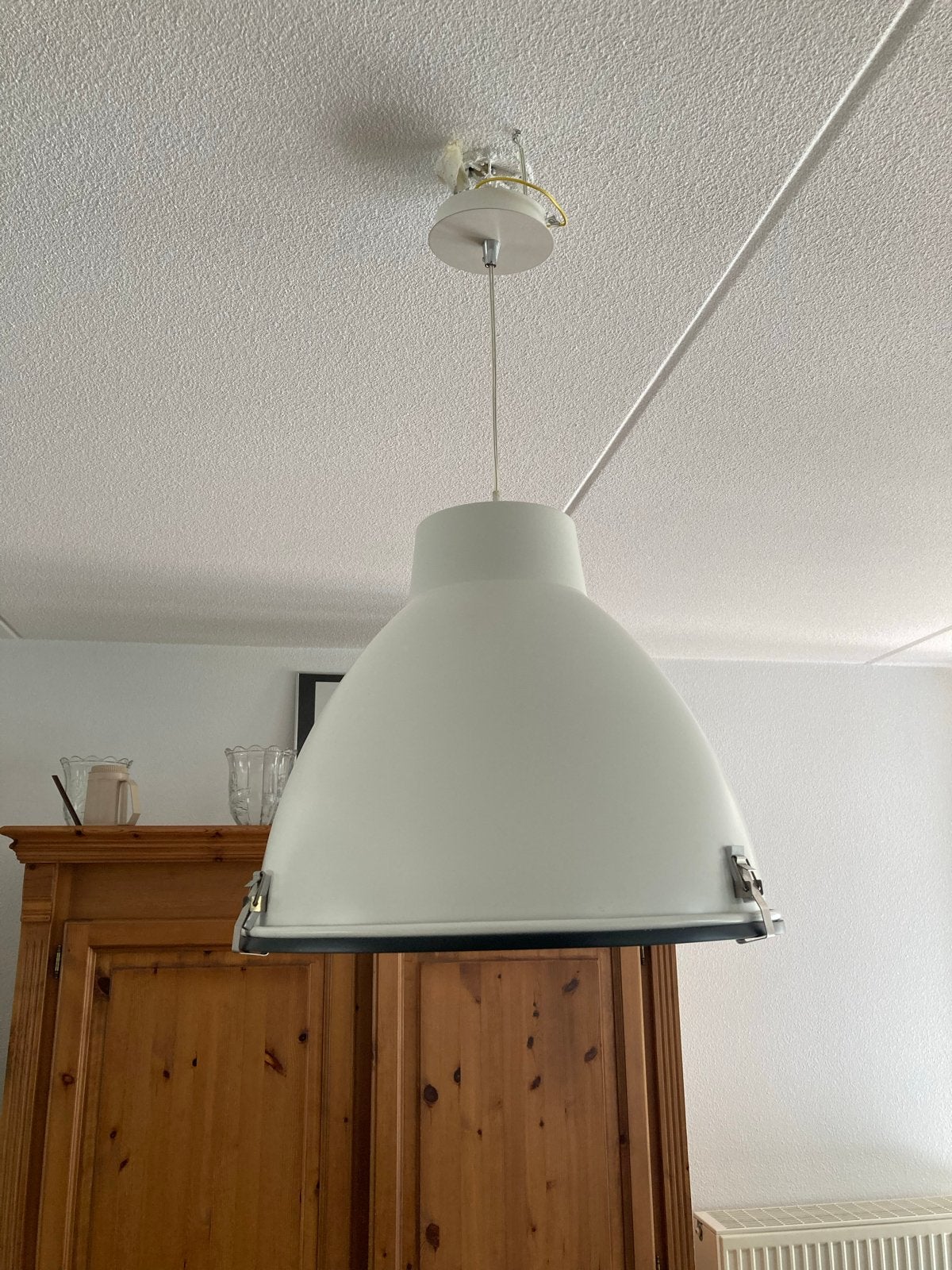 Grote witte industriële hanglamp met glazen afdekplaat, Ophalen of Verzenden, Gebruikt, Metaal, E27 (groot)