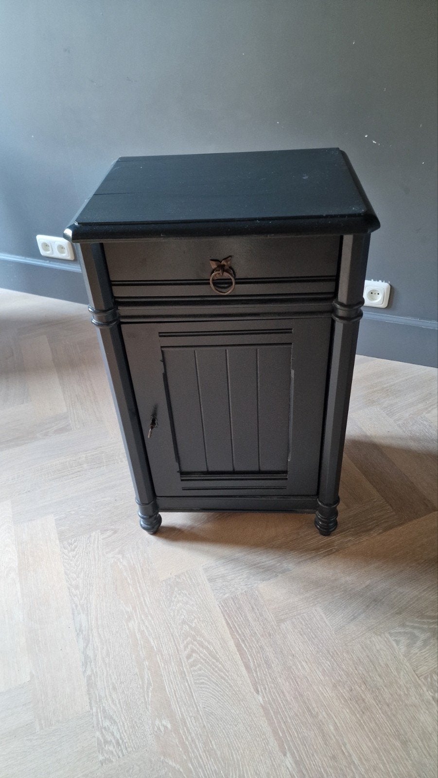 Zwart kastje met lade en deurtje, Ophalen