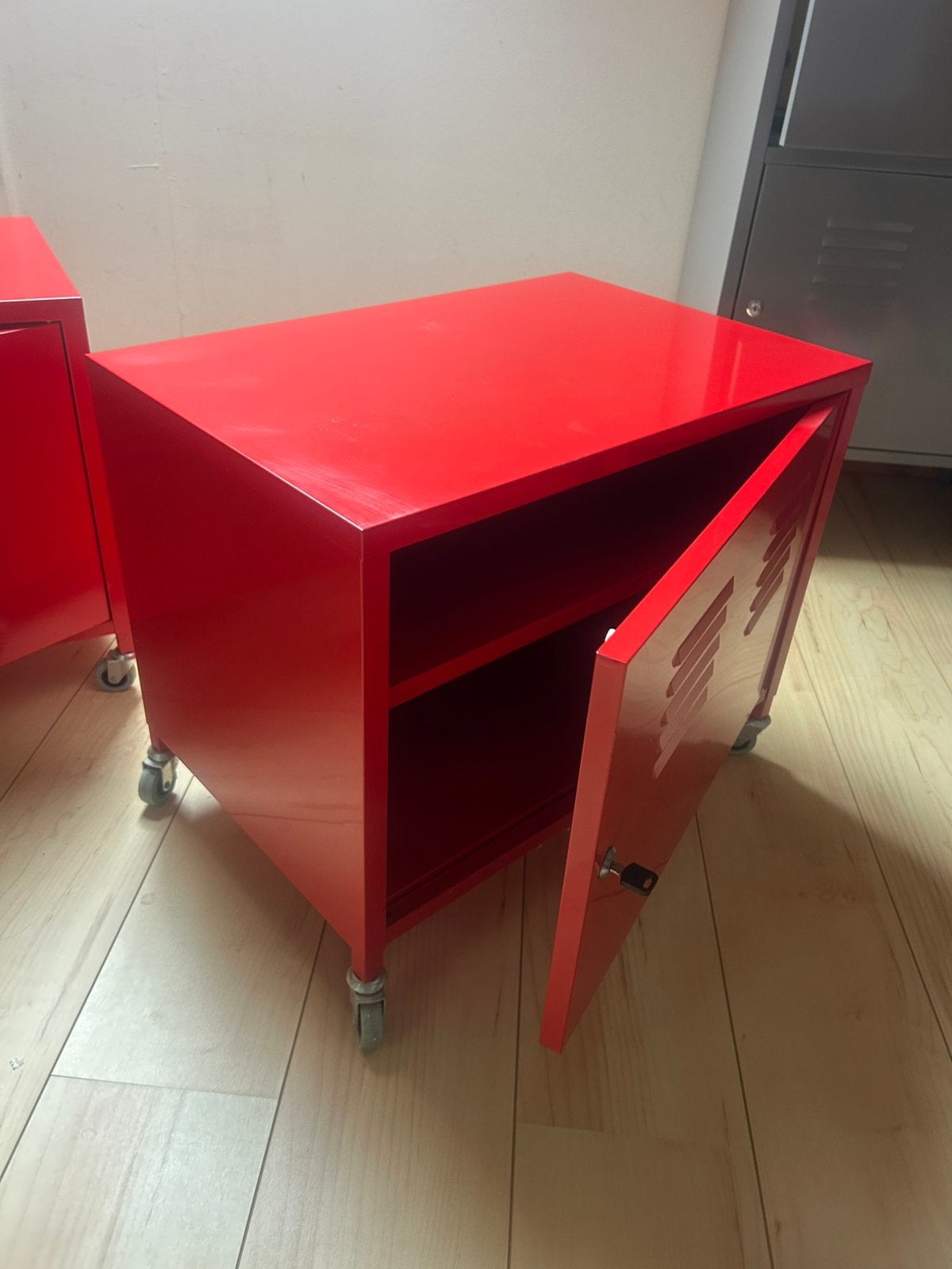 2x IKEA PS metalen kast op wielen – rood – met slot, Huis en Inrichting, Ophalen, Zo goed als nieuw