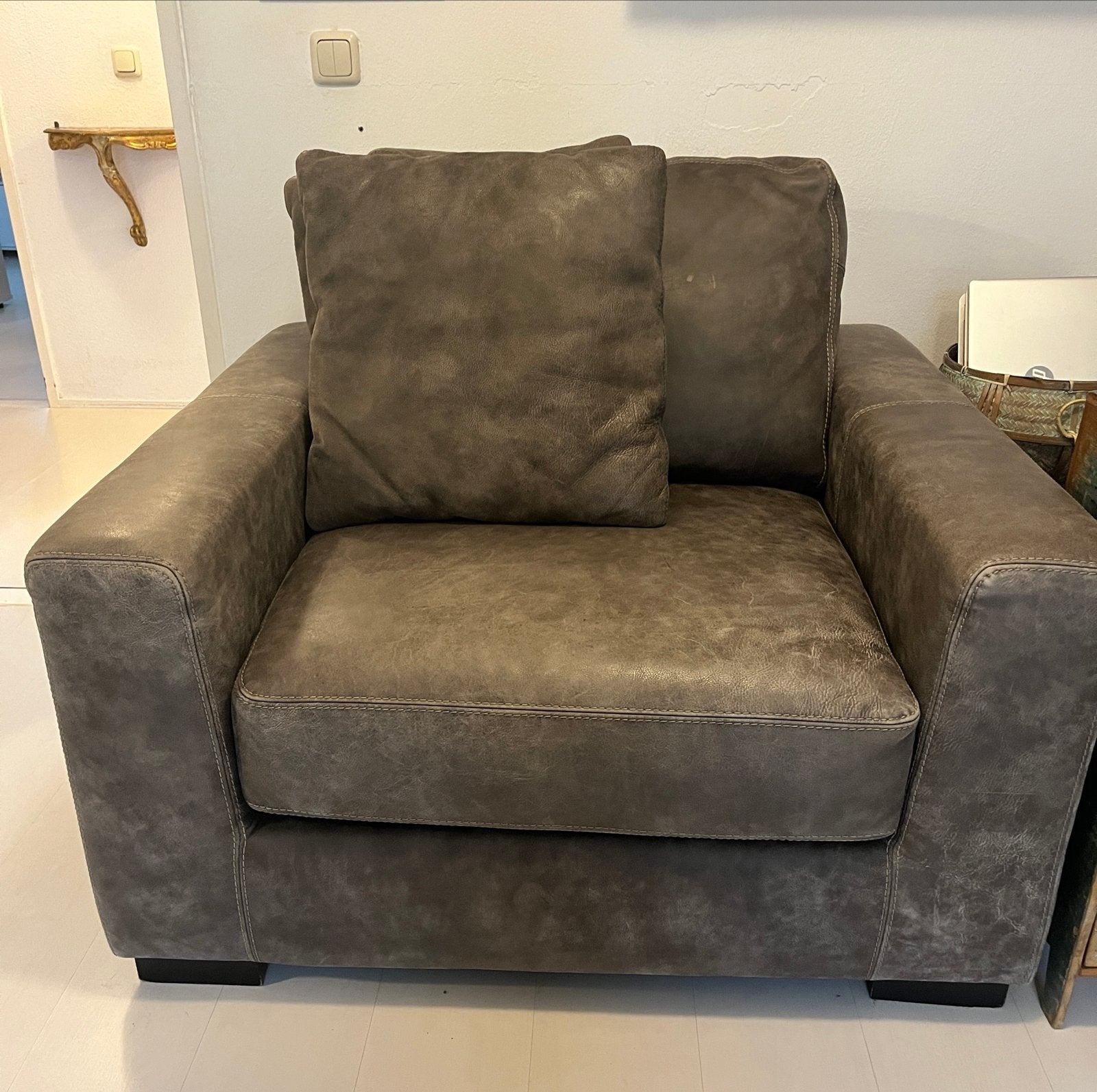 Donkergrijze leren fauteuil/loveseat Raw Materials, Ophalen of Verzenden, Gebruikt, Leer, 100 tot 125 cm