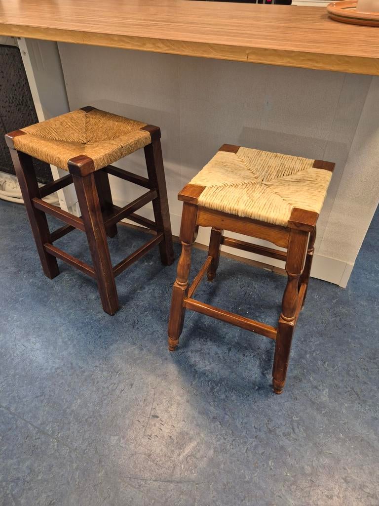 Set van 2 houten krukjes met rieten zitting, Huis en Inrichting, Krukjes, Ophalen, Gebruikt, Hout