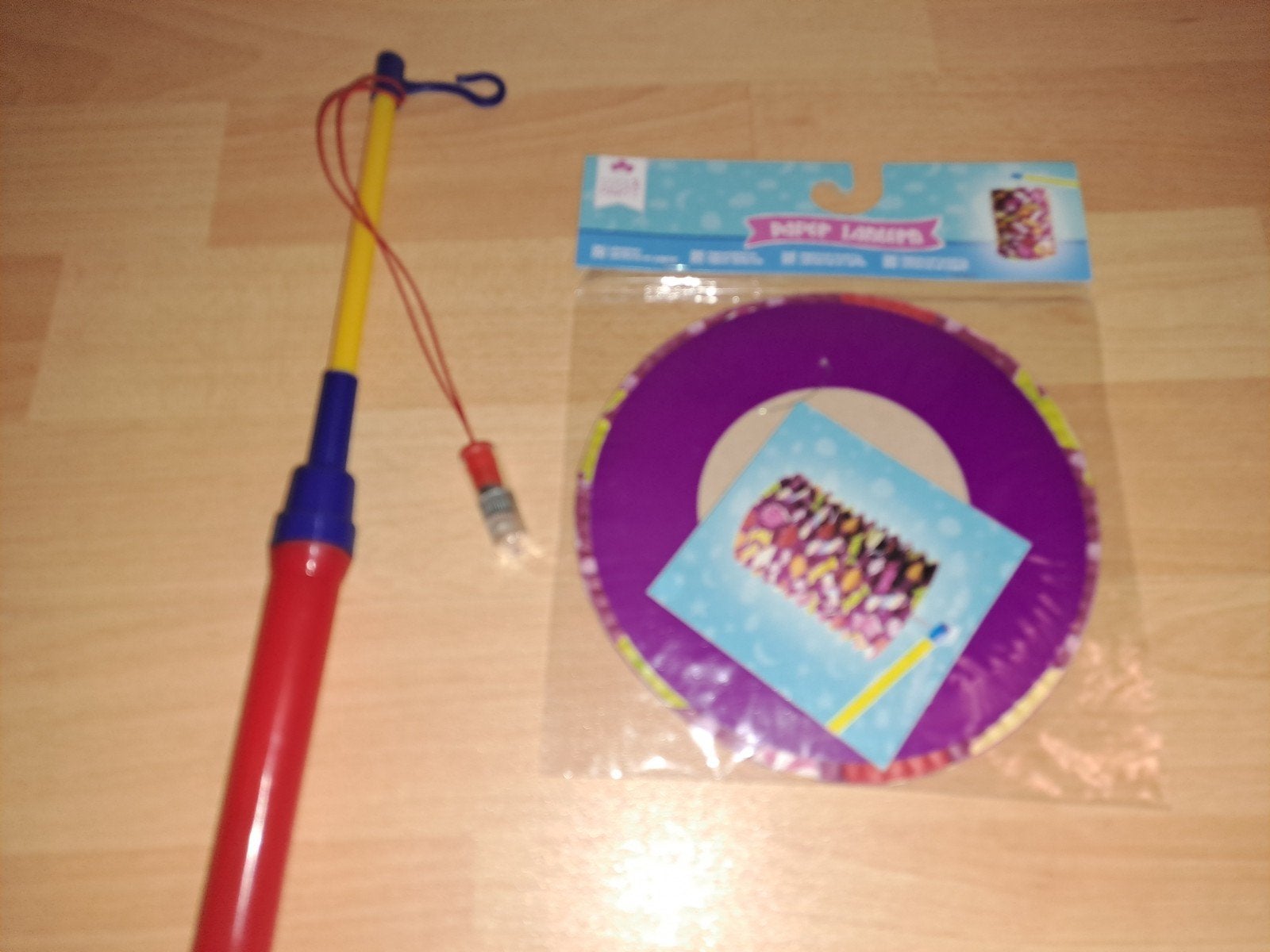 Lampion van papier met lampje aan stok, Ophalen of Verzenden