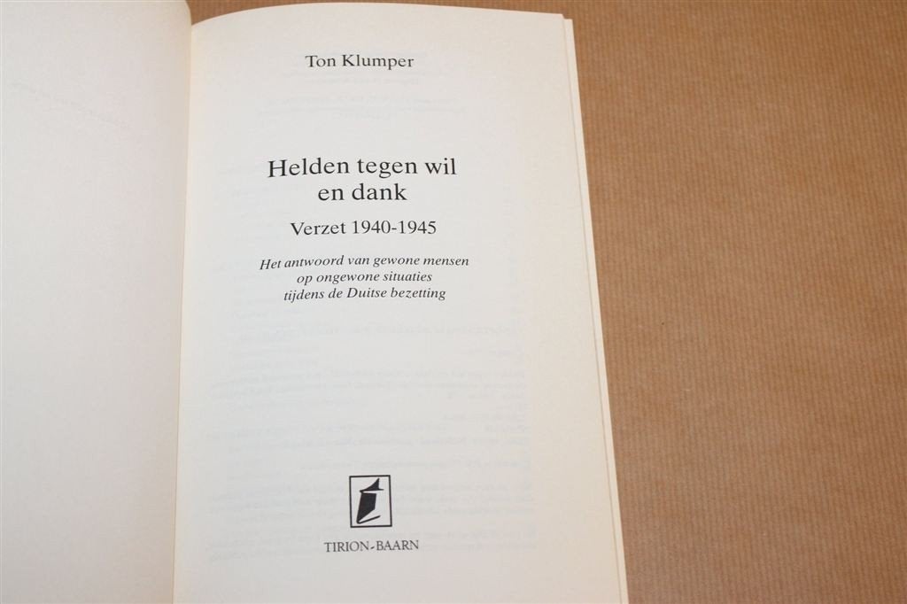 Helden Tegen Wil en Dank — Verzet WOII 1940-1945, Boeken, Oorlog en Militair, Ophalen of Verzenden, Tweede Wereldoorlog, Gelezen