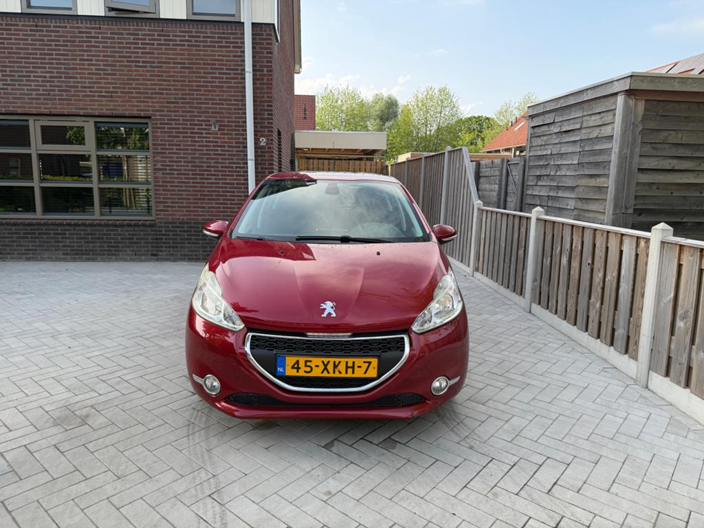 Peugeot 208 1.4 VTI 70KW/95PK 5-D 2012 Rood, Voorwielaandrijving, Stof, 40 €/maand, Zwart