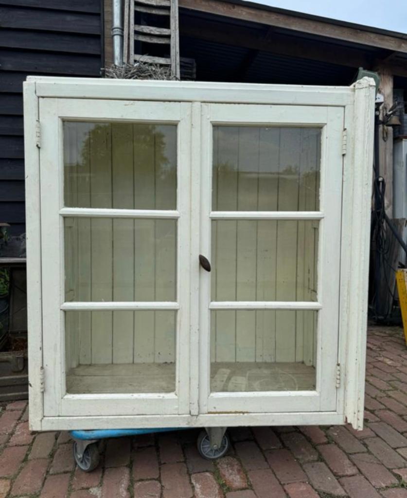 Oude vitrinekast kast vuilwit, Antiek en Kunst, Ophalen