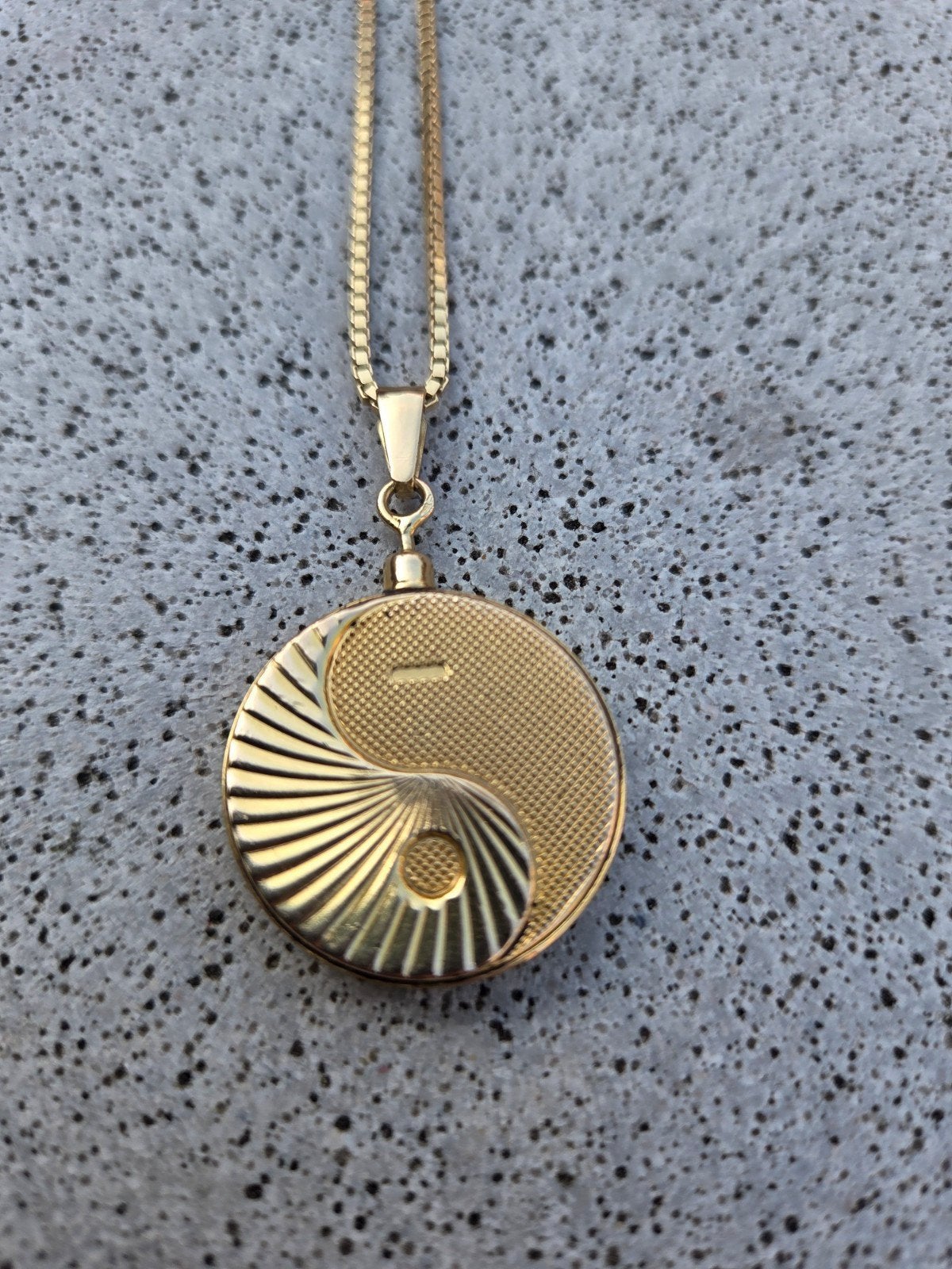 Therapeutische magneet hanger aan vergulde ketting (925), Gebruikt, Onbekend, Ophalen of Verzenden, Onbekend