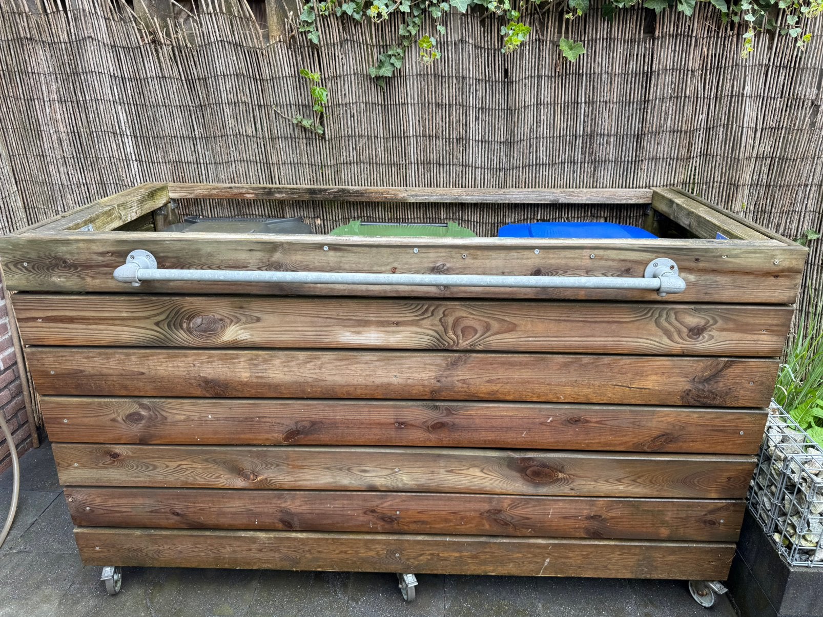 Houten ombouw op wielen voor 3 vuilnisbakken, Ophalen, Gebruikt
