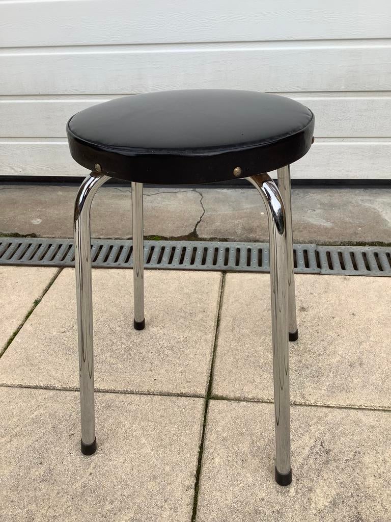 Vintage kruk zwart skai met chromen poten, Huis en Inrichting, Krukjes, Ophalen of Verzenden, Gebruikt, IJzer