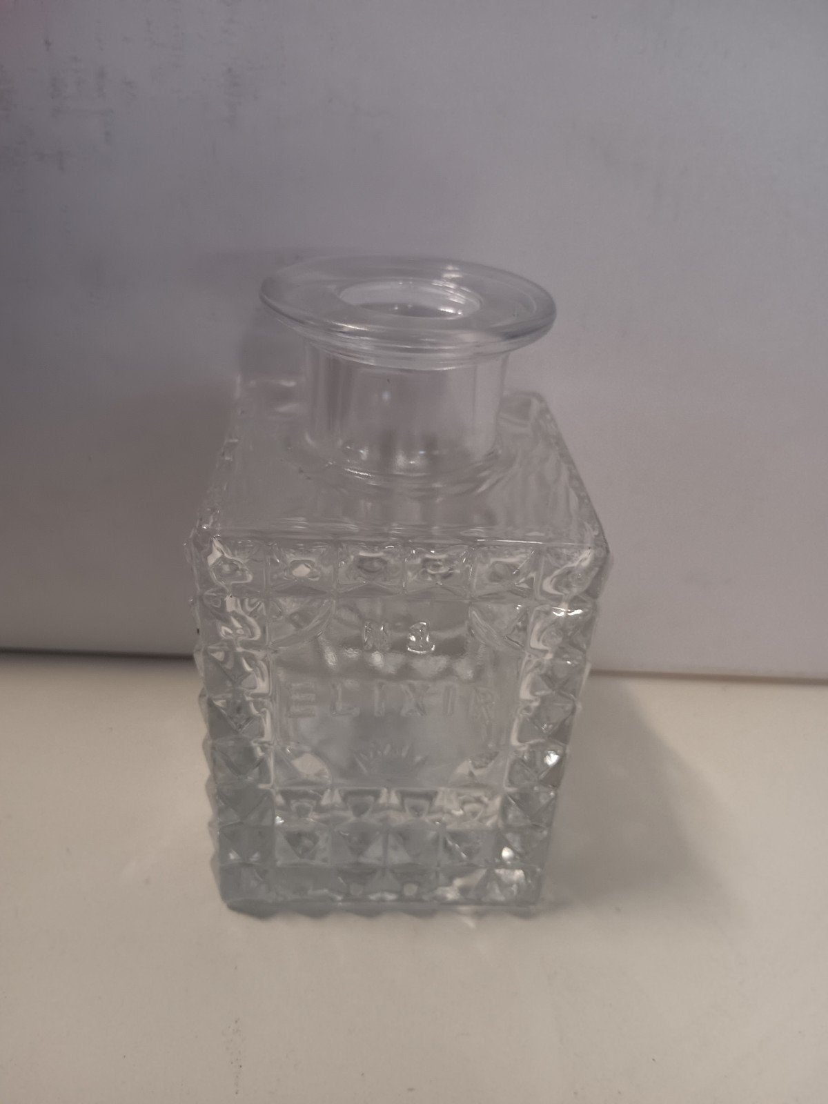 Nieuwe glazen flesje met reliëf - Elixir, Ophalen of Verzenden