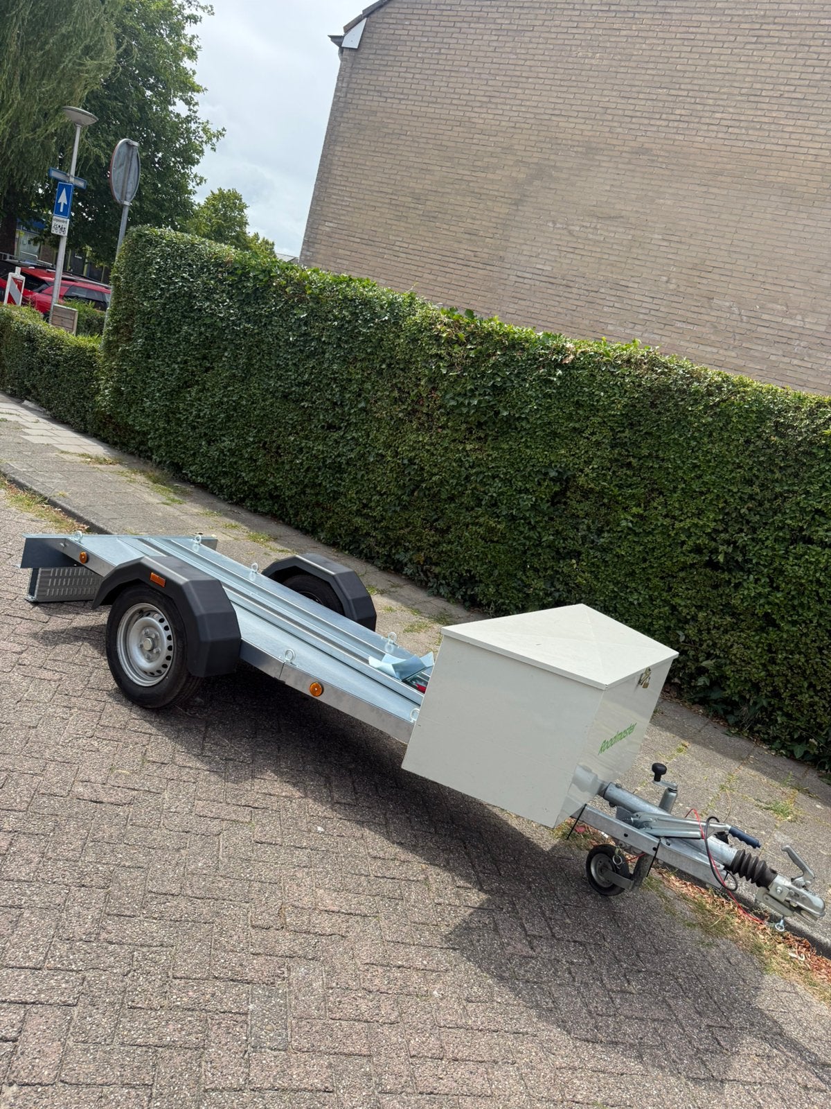 Motor aanhanger geremd met grote disselbak + oprijplaat, Ophalen, Zo goed als nieuw