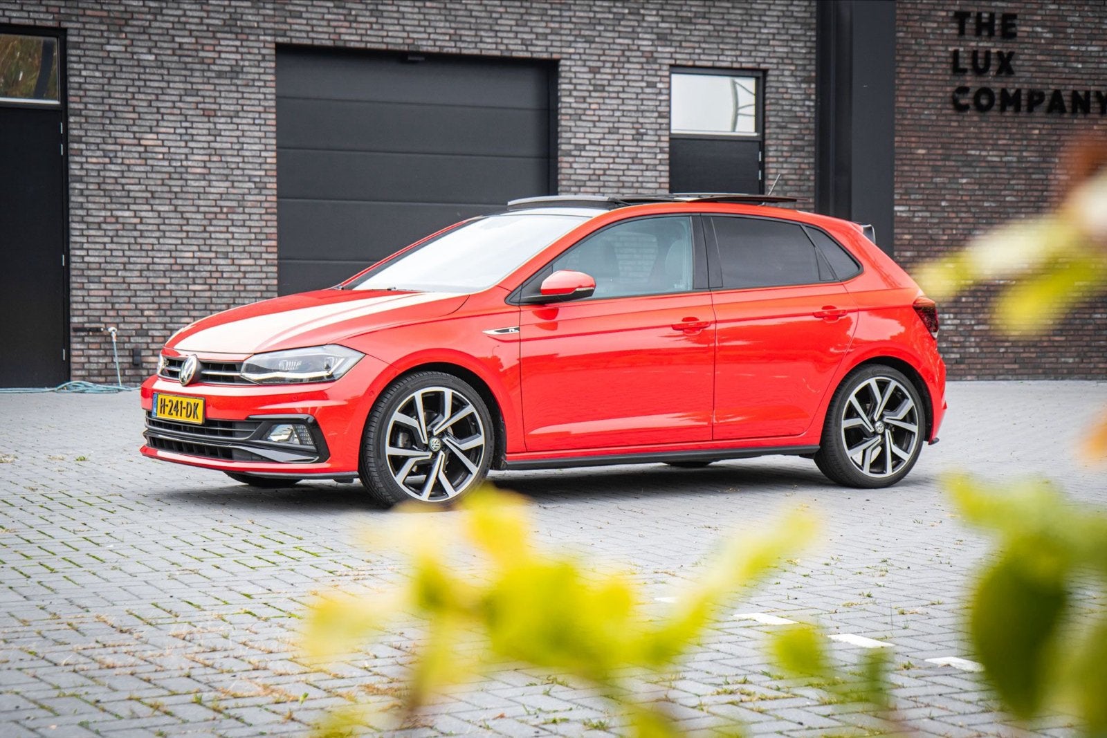 Volkswagen Polo 1.5 TSI 150pk 7-DSG 2020 Rood, Auto's, 1498 cc, 4 cilinders, 610 kg, 49 €/maand
