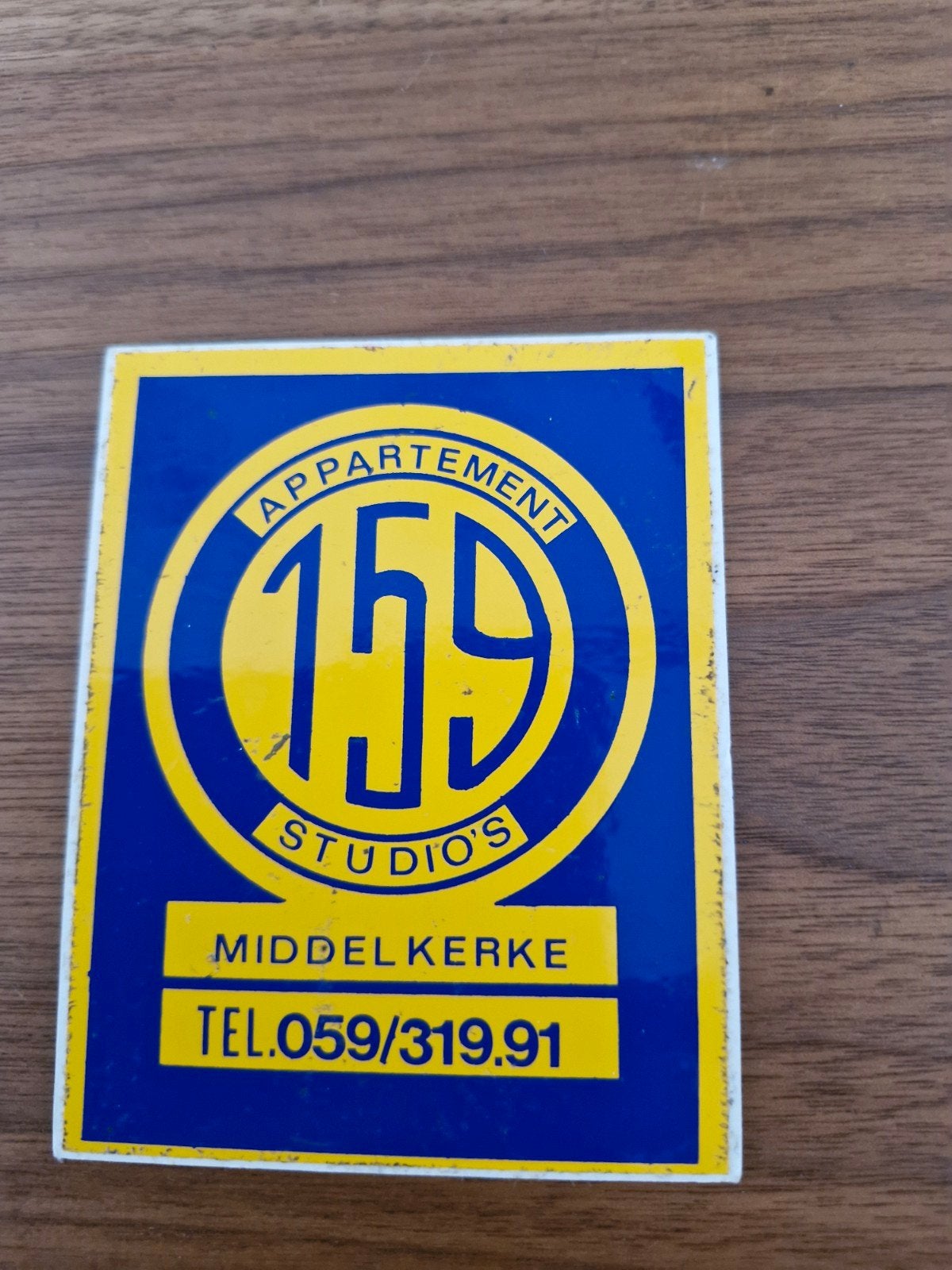 8583 Vintage Sticker Appartement 155 Studio's Middelkerke, Verzamelen, Stickers, Gebruikt, Overige typen, Ophalen of Verzenden