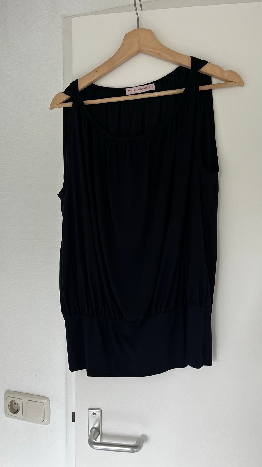 Studio Anneloes mouwloze zwarte traveltop met brede band, L, Zwart, Maat 42/44 (L), Ophalen of Verzenden, Zo goed als nieuw
