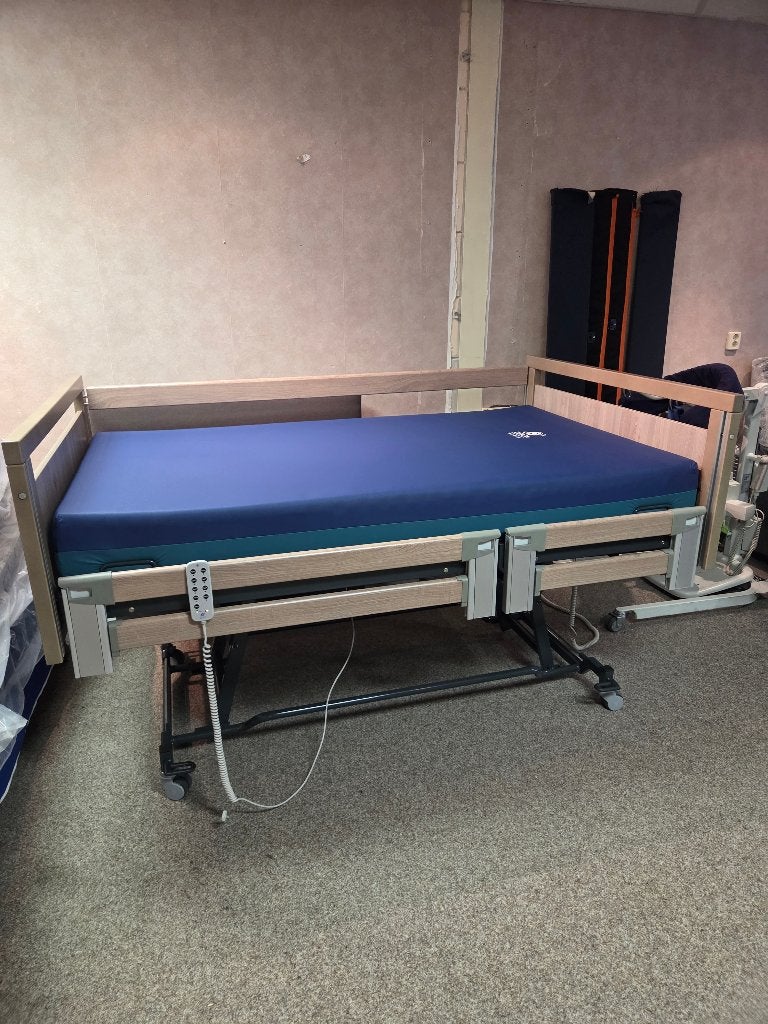 Luxe XL zorgbed / verpleegbed 200 x 120 cm. van mei 2025 !!, Ophalen, Zo goed als nieuw