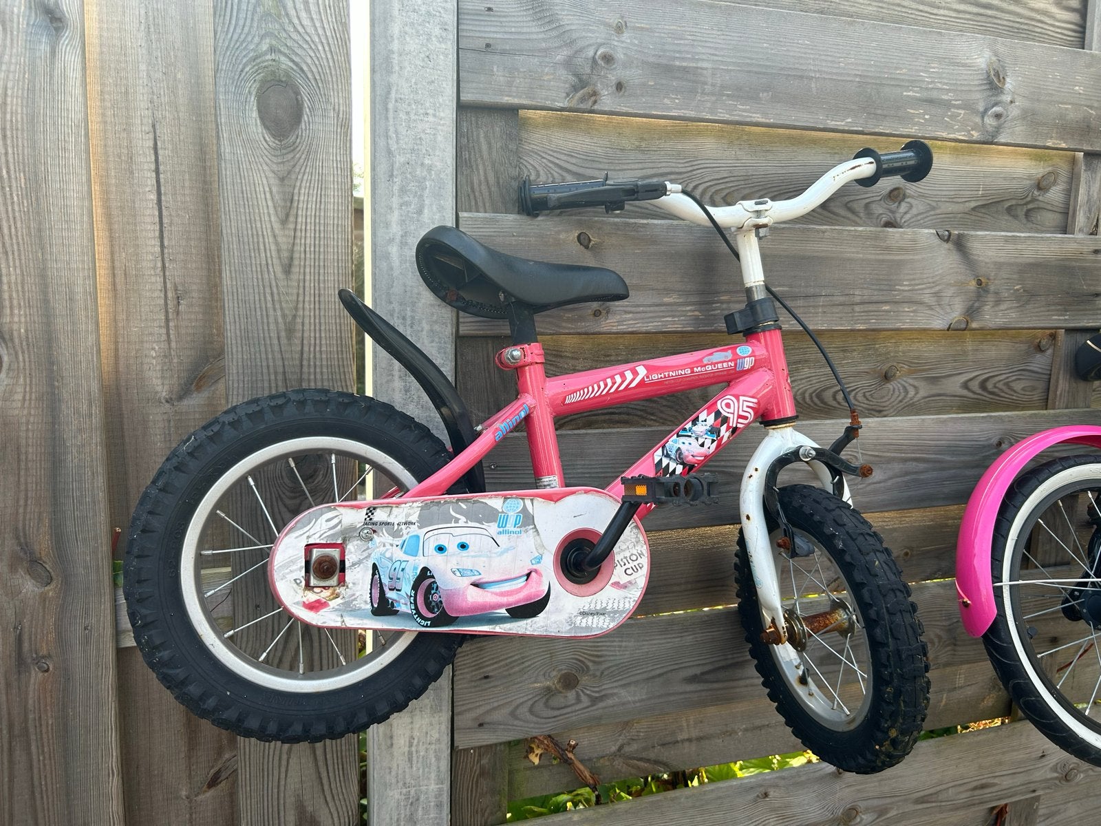 Roze kinderfiets met Cars Lightning McQueen decoratie, Ophalen, Gebruikt, Velgrem, Minder dan 16 inch