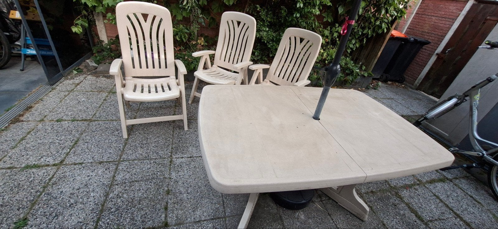 Gratis af te halen: Tuinset met 3 stoelen en 1 tafel, Ophalen, Kunststof, Gebruikt, 3 zitplaatsen