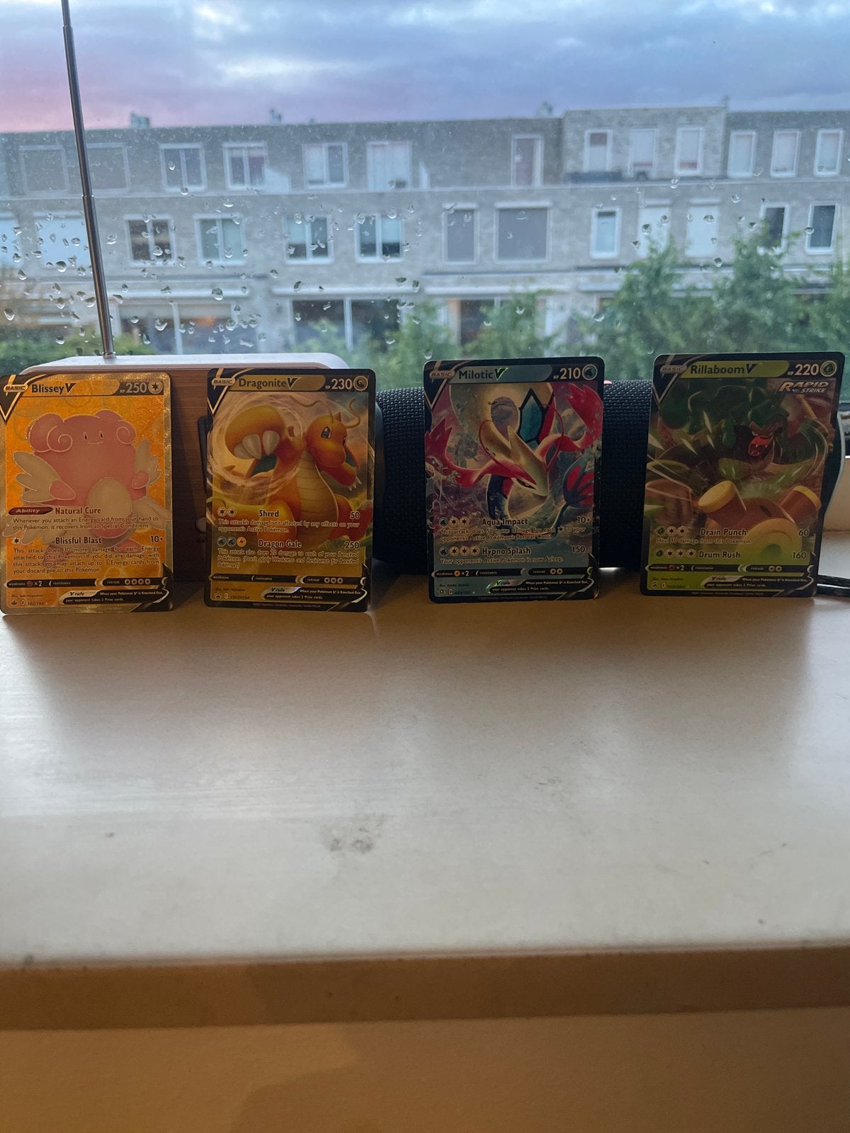 Pokémon V Kaarten: Blissey, Dragonite, Milotic, Rillaboom, Verzenden, Zo goed als nieuw, Meerdere kaarten, Foil